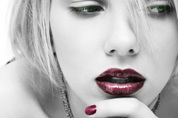 Scarlett Johansson in sfondo bianco e nero con labbra e unghie luminose