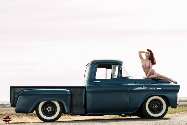 Fille sexy sur le capot d une voiture Vintage