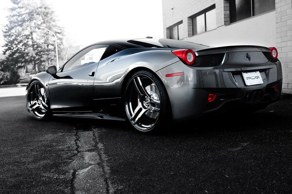Ferrari en gris en la carretera
