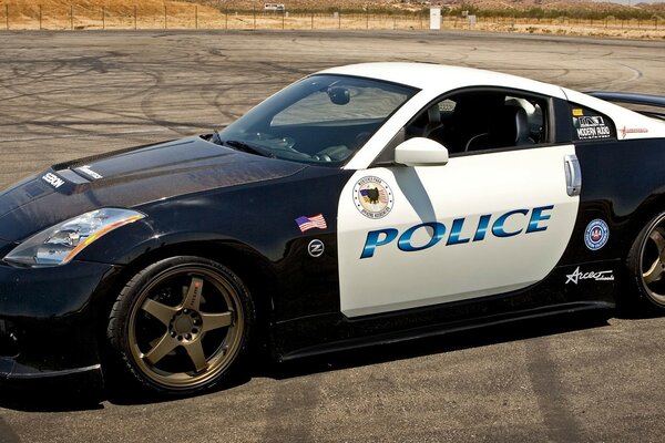 Полицейский Nissan 350z на площадке дрифта