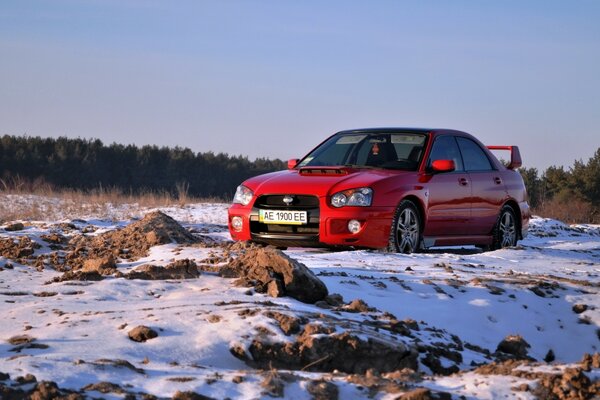 Subaru-Auto auf verschneiter Straße