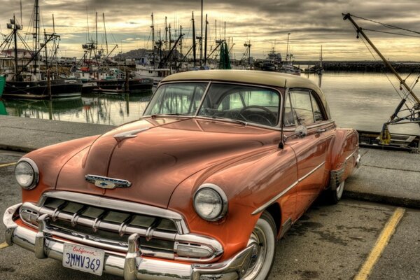 Voiture Vintage sur le quai au coucher du soleil