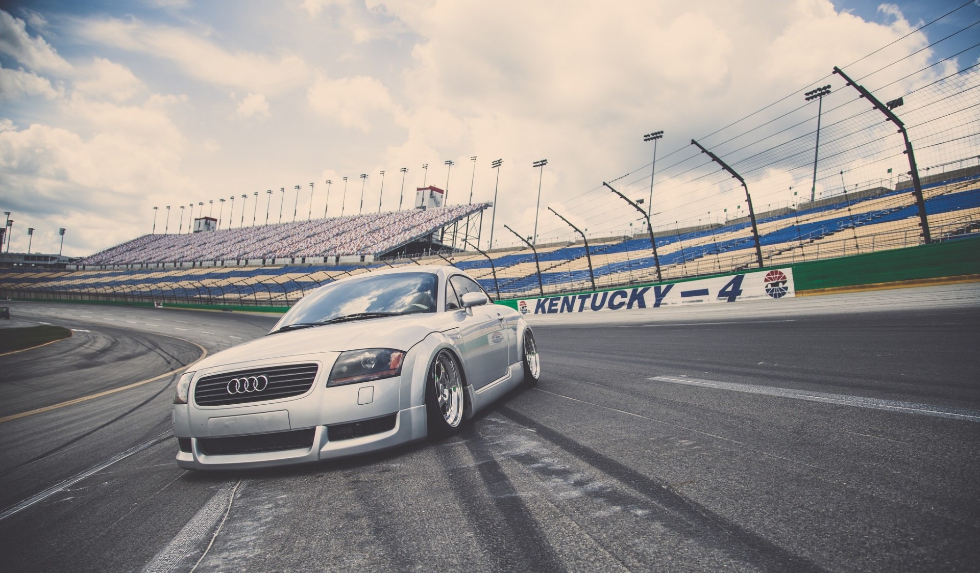 coche audi tt ruedas