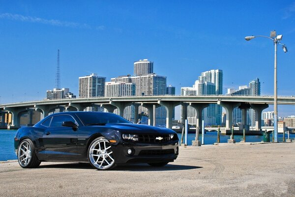 Chevrolet camaro ss sullo sfondo della metropoli