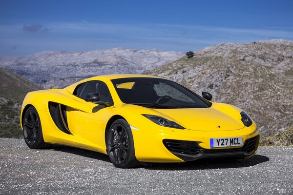 Voiture jaune d été lumineux