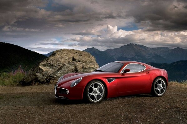 Coche rojo en la cima de la montaña