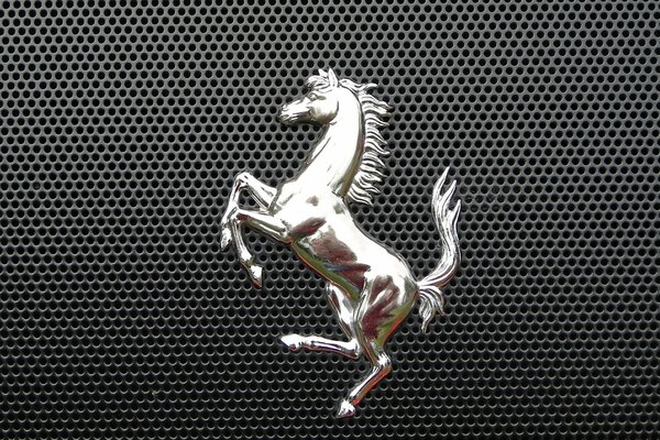 Emblema del coche Ferrari en el radiador