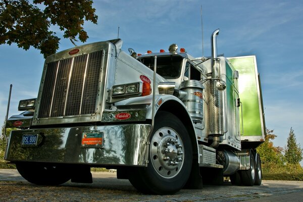 Brillo cromado de la naturaleza en los reflejos de Peterbilt