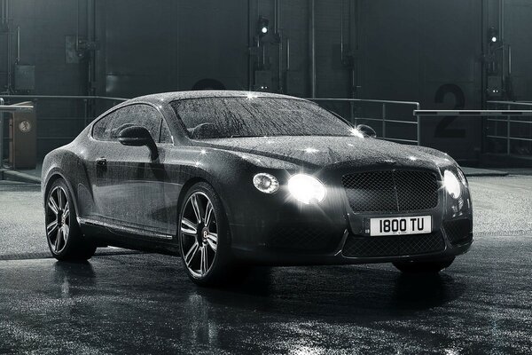 Noir supercar coupé Bentley sous le givre