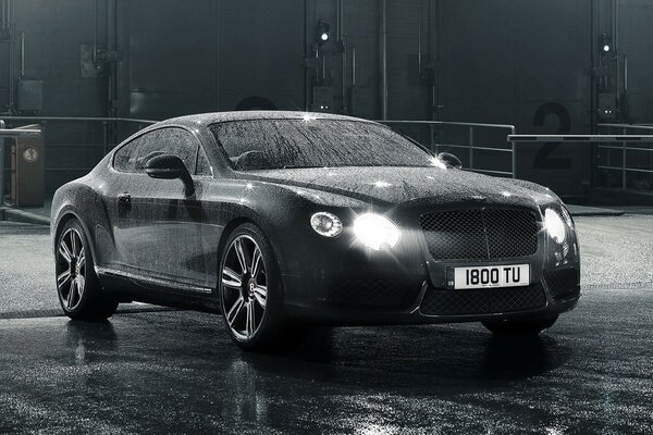 Czarny supersamochód Bentley Coupe pod szronem