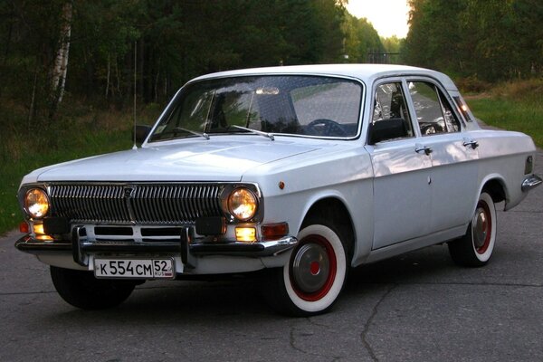 Retro Volga en el fondo de la carretera