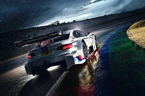 Suivez la course bmw dans les courses sur la piste M3