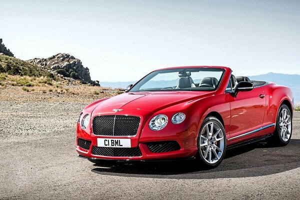 Czerwony Bentley na poboczu drogi