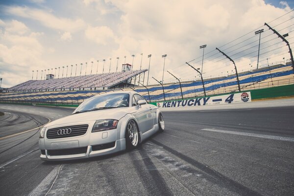 Audi llega al estadio bajo el cielo azul