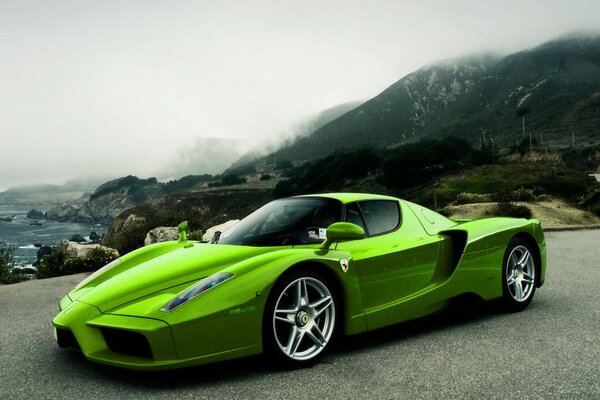 Auto ferrari fresca, colore verde