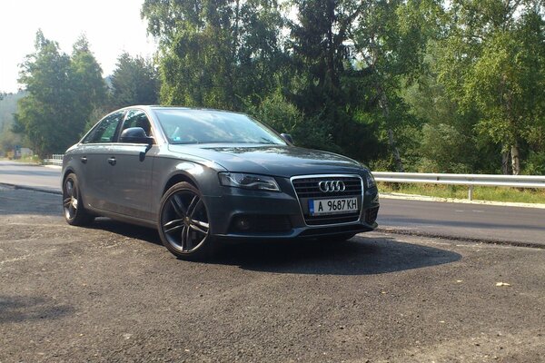 Audi A4, Bulgaria, en la carretera en el bosque