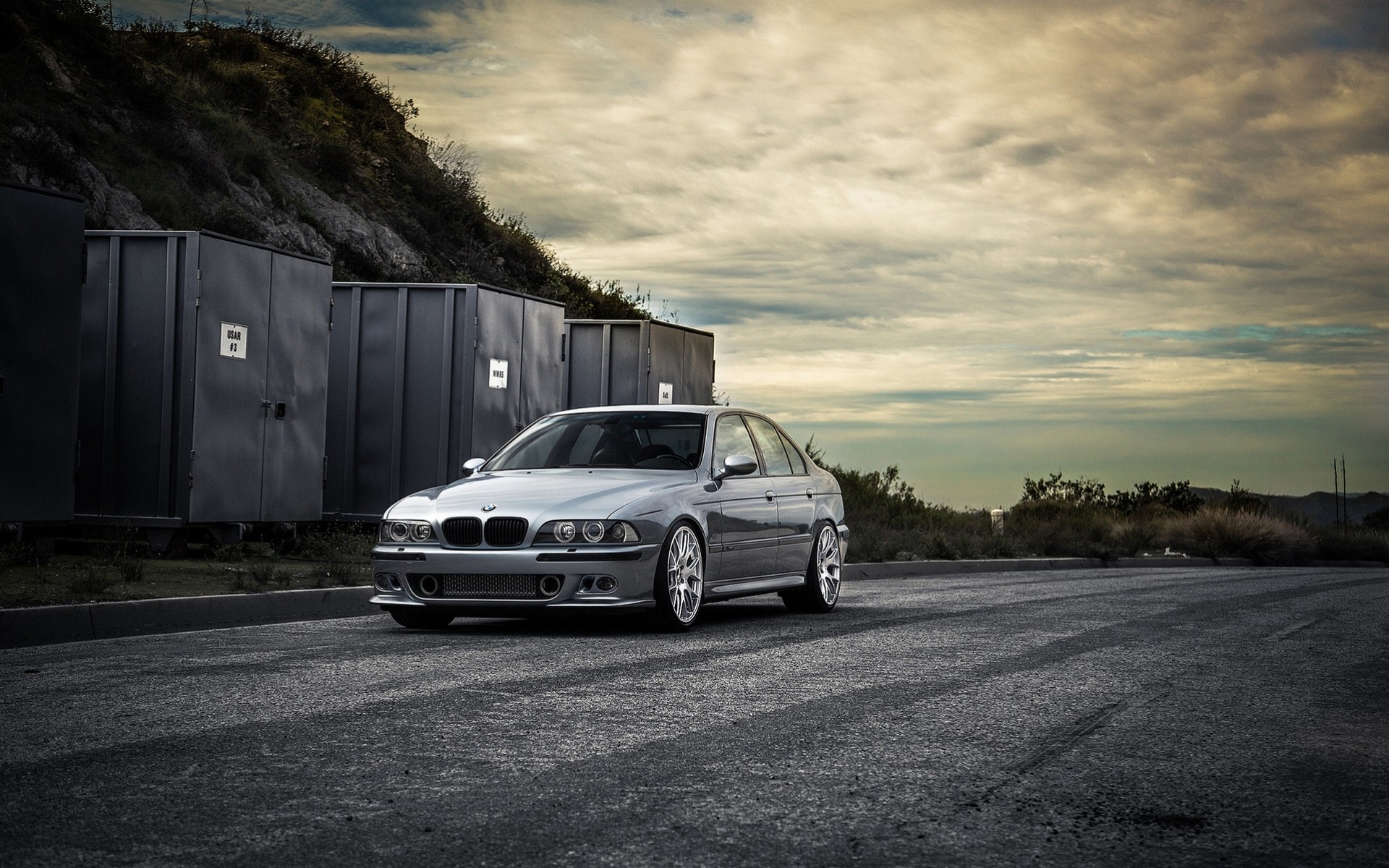 m5 e39 bmw blu strada vista frontale