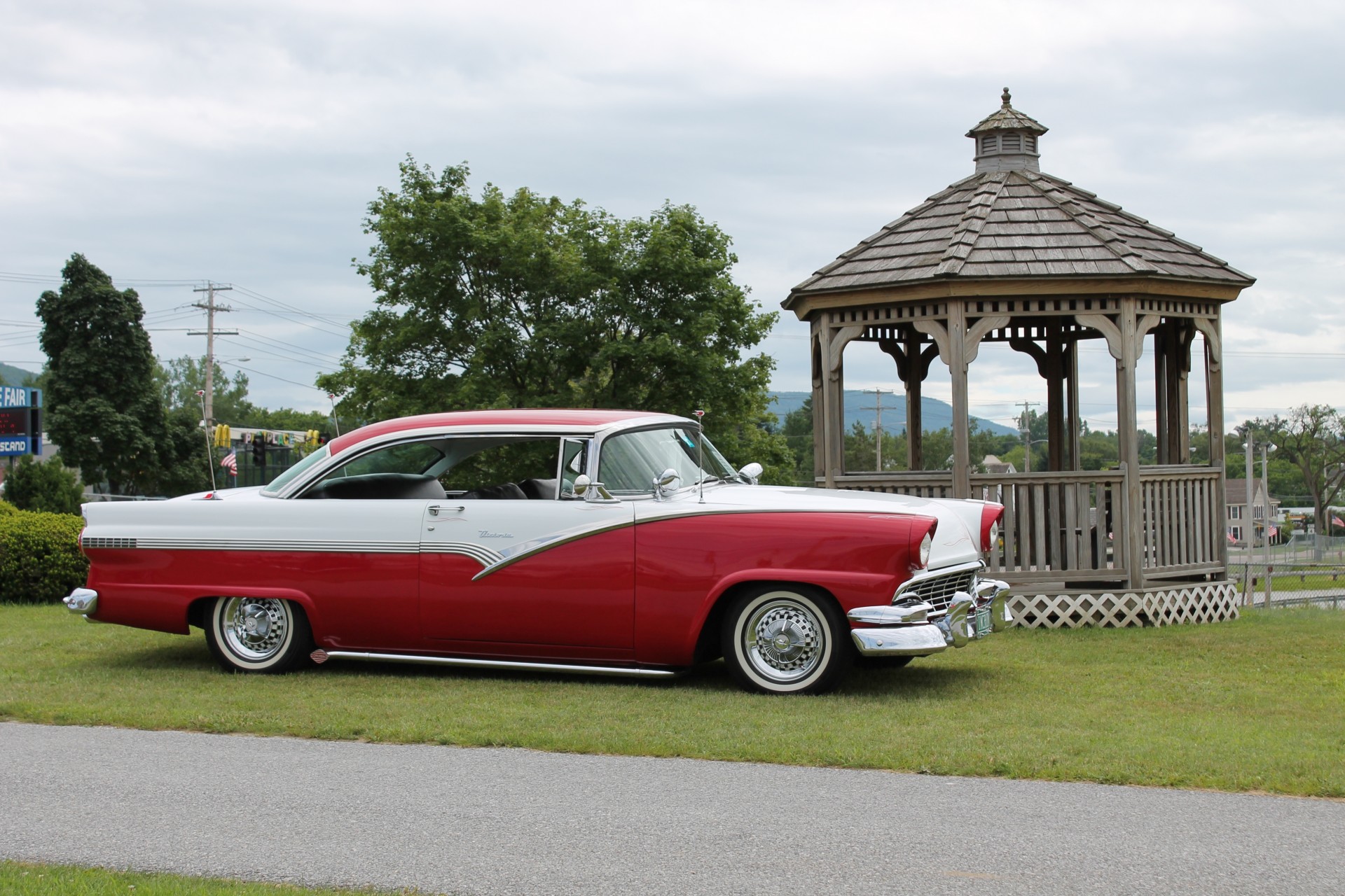 victoria nuageux ford salon de l auto gazebo voiture rouge classique blanc vt vermont