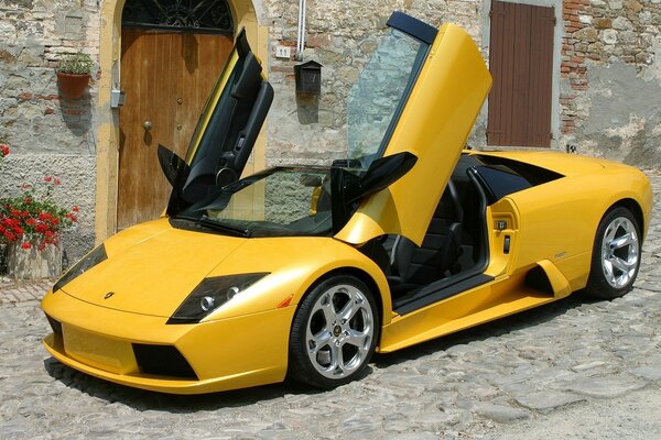 Żółty supersamochód Lamborghini z otwartymi drzwiami