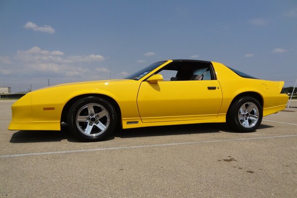 Coche deportivo amarillo camaro corvet