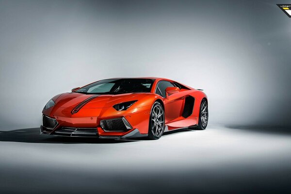 Coche rojo lamborghini, aventador sobre fondo gris