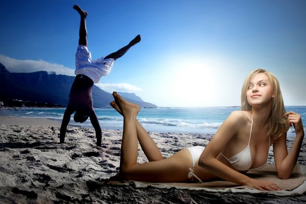 Девушка лежит на пляже на фоне заката