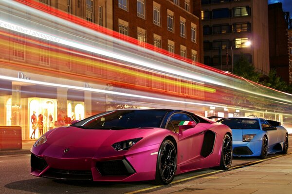Dwa Lamborghini w kolorze różowym i niebieskim