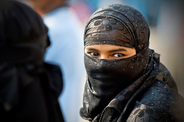 Les yeux d une femme orientale au Tchad