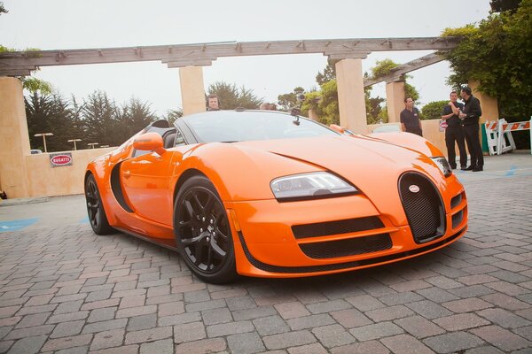 Coche deportivo naranja bugatti