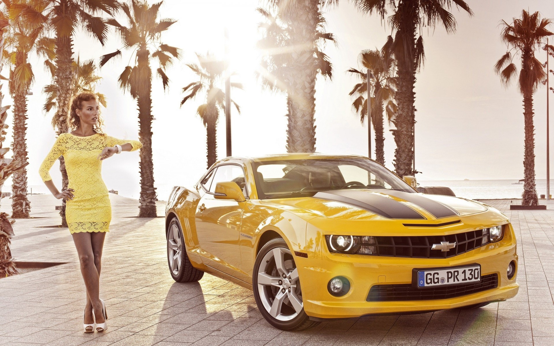 cabriolet fille modèle voiture ensoleillé corvette camaro jaune