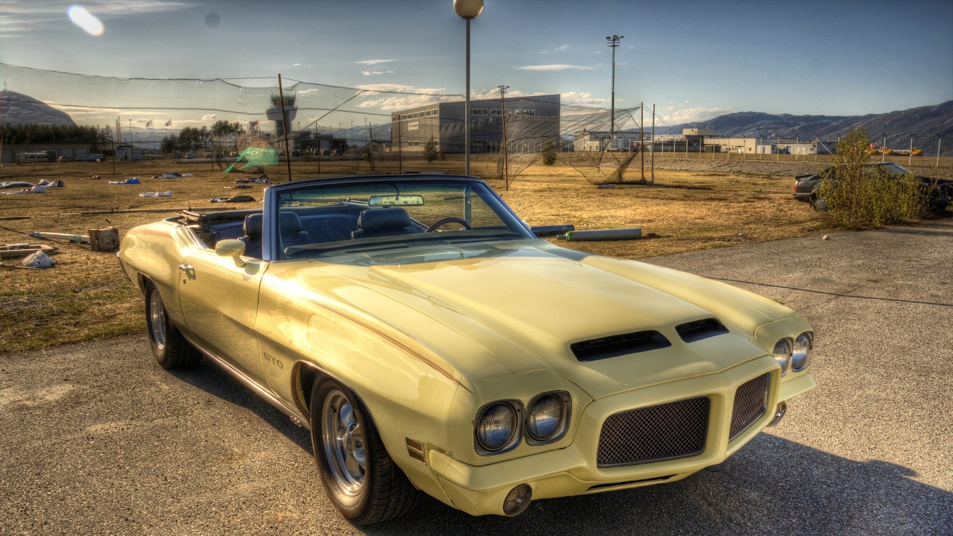 voiture jaune