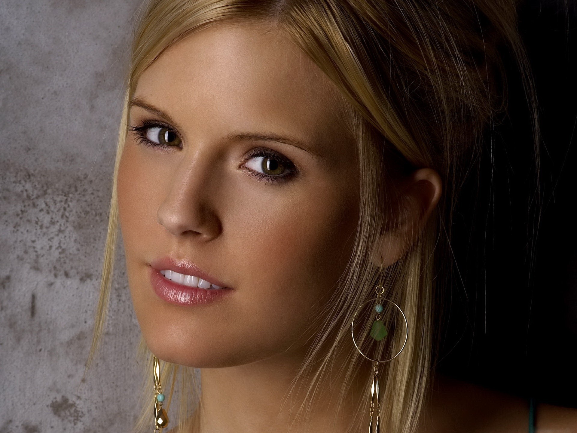 maggie grace rubia mirada