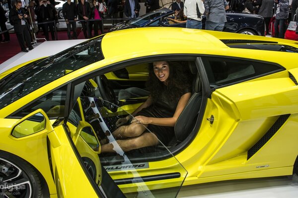 Ragazza in automobile, Lamba, automobile