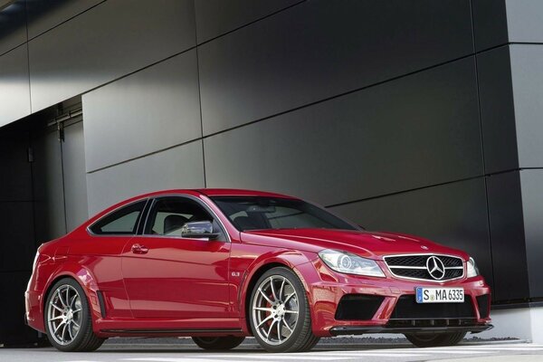 Superbe mercedes rouge foncé