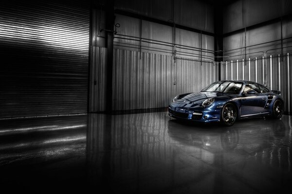 Gradient porsche gt3 in the garage