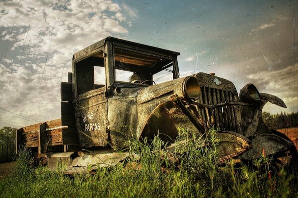 Ein verlassener LKW ist sehr vintage