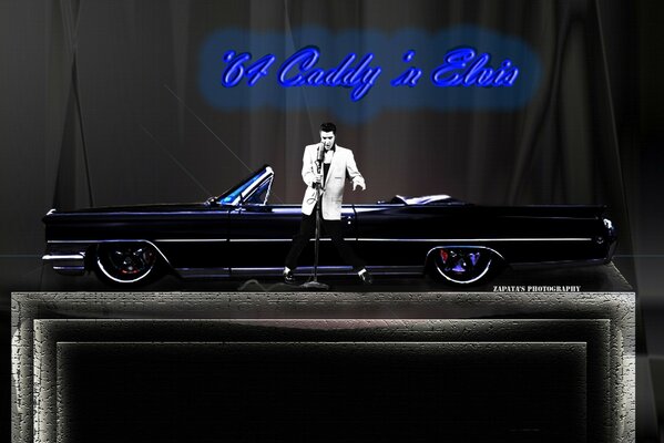 Elvis Presley junto a un coche retro negro