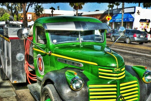 Camion sintonizzato verde vintage