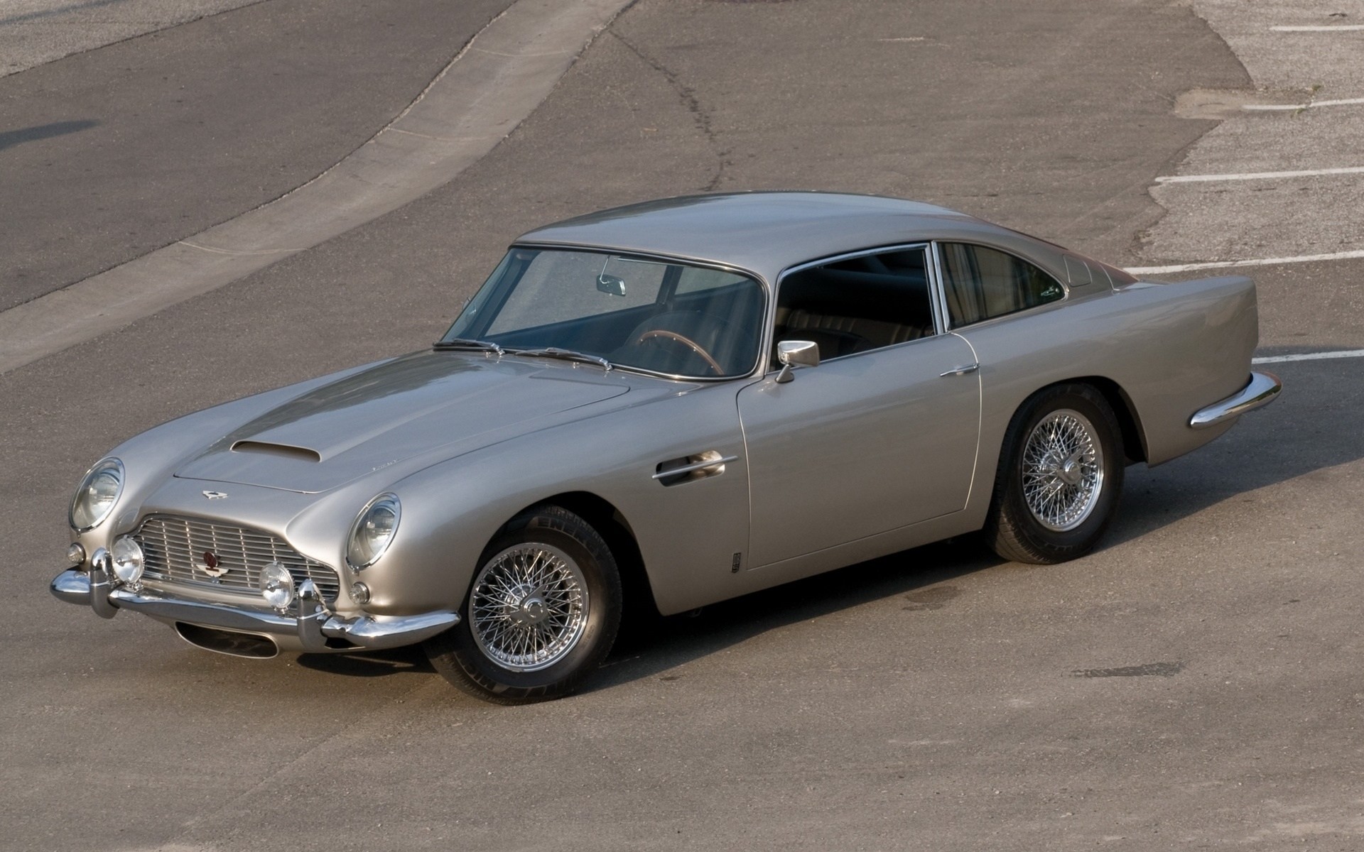 серый автомобиль db5 aston martin дорога