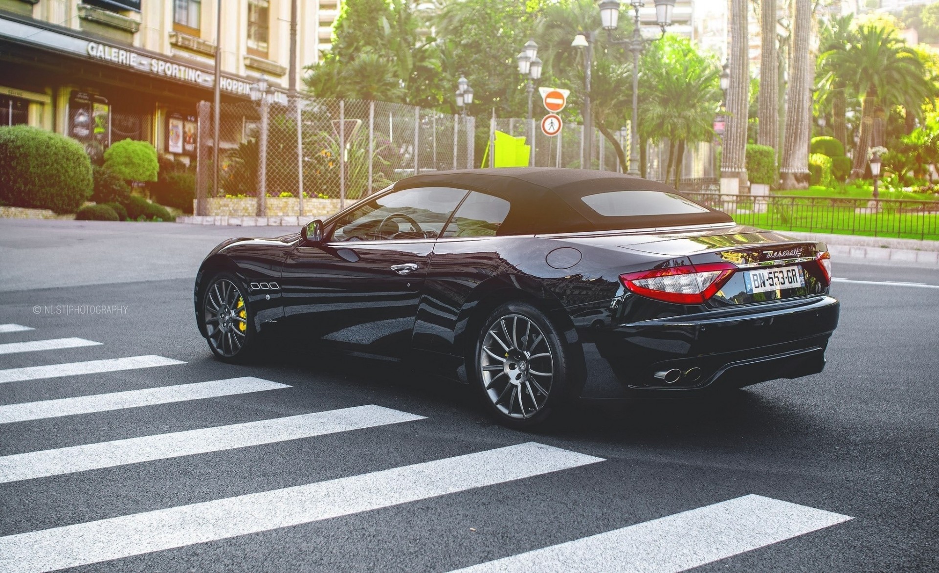 reihe bäume straße zeichen maserati felgen auspuff gebäude auto schwarz auto