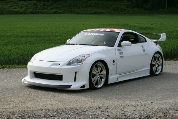 Voiture de sport blanc sur fond d herbe verte