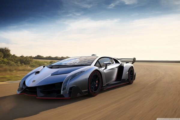 Автомобиль lamborghini veneno 2013 года на дороге