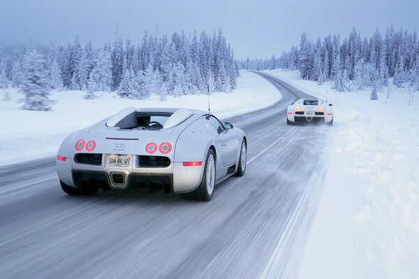 Les voitures bugatti veyron roulent sur la route en hiver