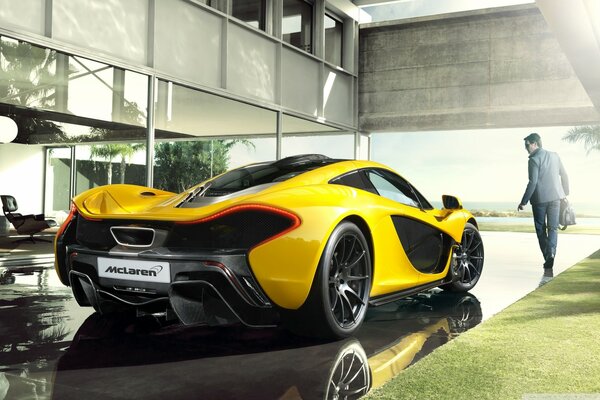 McLaren 2014 en amarillo