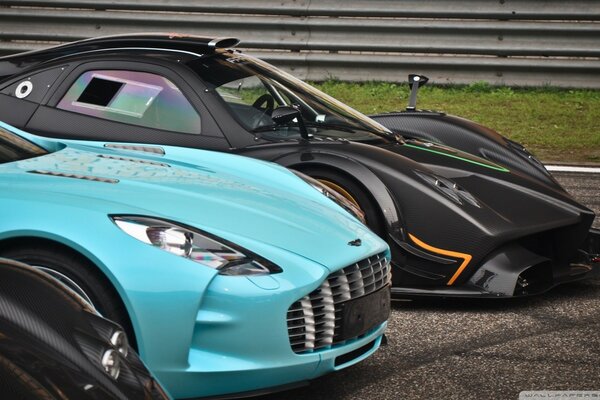 Die Fahrzeuge sind in türkisfarbener und schwarzer Farbe Aston Martin