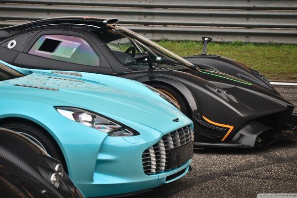 Auto Aston Martin in turchese e nero