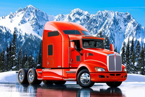 Roter LKW auf Hintergrund der Winterlandschaft