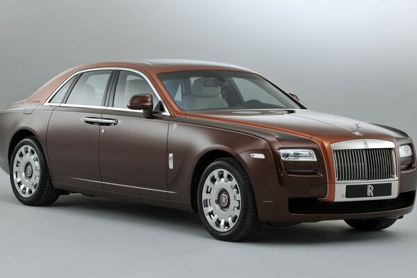 Rolls-royce 2013 года выпуска на сером фоне