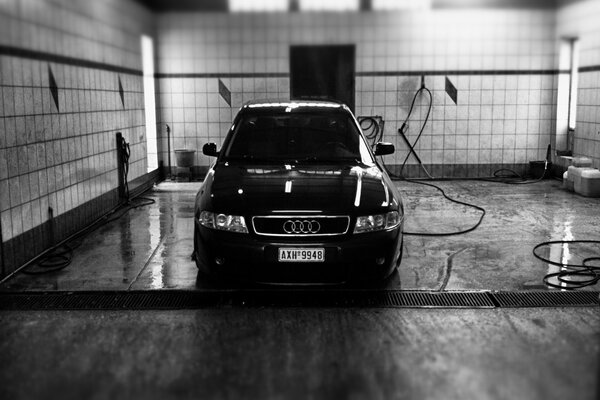 Audi A4 sur le lavage de voiture en gris