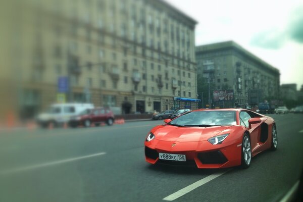 Суперкар Lamborghini Aventador на дороге в Москве